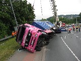 Der LKW wird mit Kran und Seilwinde aufgerichtet