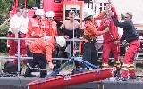 Rettung einer Person mit Hilfe einer Rollgliss-Rettungswanne