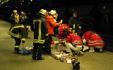 Die verletzte Person wird von der Feuerwehr und dem DRK medizinisch versorgt